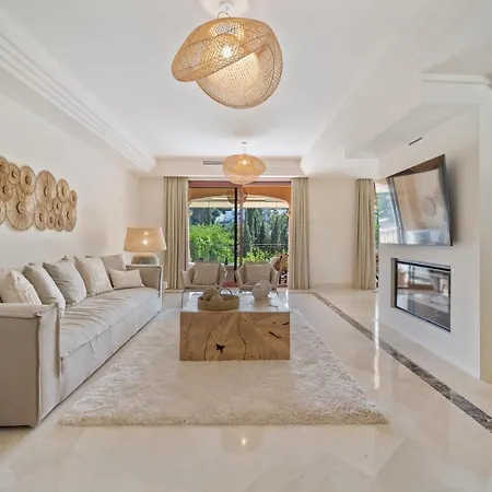 Vacation I Vasari, Near Marina, Private Pool, Rooftop Views, Big Groups * Marbella