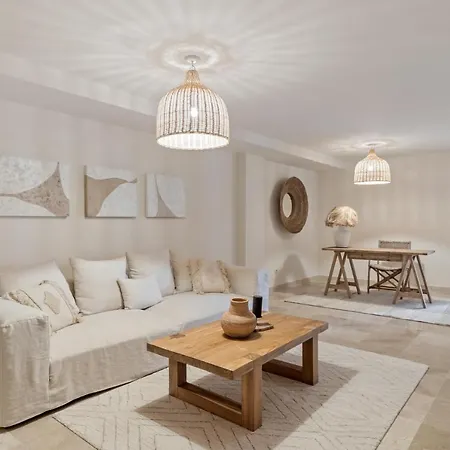 Vacation I Vasari, Near Marina, Private Pool, Rooftop Views, Big Groups Villa *