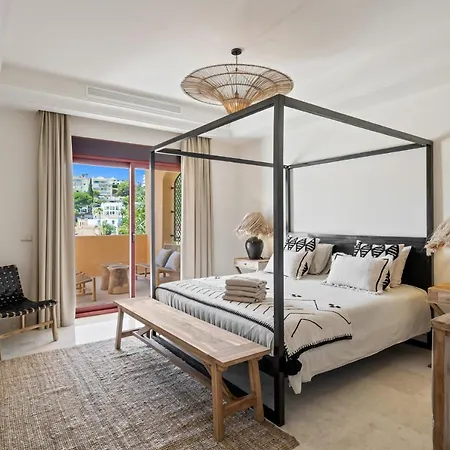 Vacation I Vasari, Near Marina, Private Pool, Rooftop Views, Big Groups Villa *
