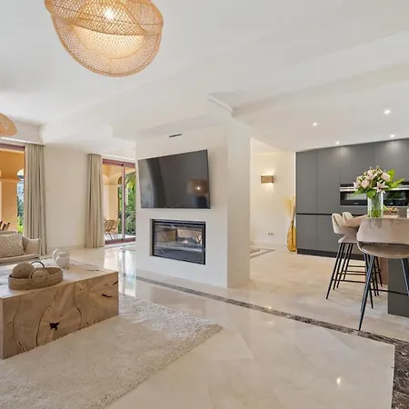 Vacation I Vasari, Near Marina, Private Pool, Rooftop Views, Big Groups Marbella
