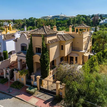 Vacation I Vasari, Near Marina, Private Pool, Rooftop Views, Big Groups Villa *