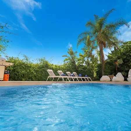 Vacation I Vasari, Near Marina, Private Pool, Rooftop Views, Big Groups Villa *